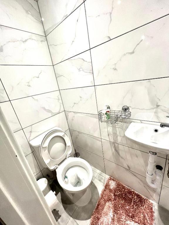Heathrow Guest House - Oakway Feltham 외부 사진