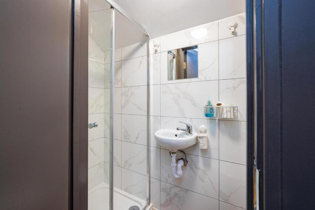 Heathrow Guest House - Oakway Feltham 외부 사진